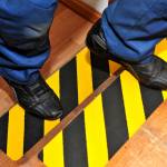 Striscia segnaletica da terra 61 x 15 cm giallo nero - 23263 - 1